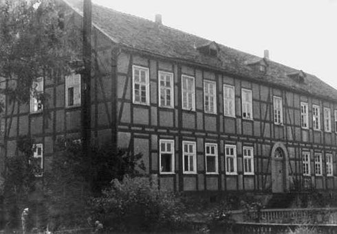 Das alte Schulgebäude erbaut 1828, abgerissen September 1970 (Quelle: 1175 Jahre Wabern)